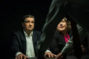 Maloney Ein Anwalt kommt selten allein Staffel 1 / Folge 1  Das Anwaltspaar Schimpf wird vom Polizisten in die Mangel genommen. Gilles Tschudi als Hans Schimpf, Bettina Stucky als Theres Schimpf, Stefan Kurt als Polizist  Regie: Michael Schaerer Produktion: C-Films AG Kamera: Tobias Dengler Drehbuch: Luca Ribler