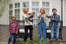 Der Besuch bei Rustys Schwester Audrey (Leslie Mann, 2.v.l.) h&auml;lt f&uuml;r Kevin (Steele Stebbins, l.), Debbie (Christina Applegate, 2.v.r.) und James (Skyler Gisondo, r.) einige &Uuml;berraschungen bereit ...