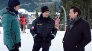 Der lokale Postenkommandant Völk (Johannes Zeiler, Mitte) erklärt den beiden LKA-Ermittlern aus Graz, Sandra Mohr (Miriam Stein) und Sascha Bergman (Hary Prinz), die Sachlage.