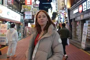Hannah Fry spaziert durch die Stra&szlig;en S&uuml;dkoreas.