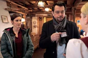 Der Grazer Ermittler Sascha Bergmann (Hary Prinz) und seine Kollegin Sandra Mohr (Miriam Stein) sprechen mit Astrid Wintersperger, die Schwägerin des ermordeten Cheftrainers des österreichischen Herrenskiteams.