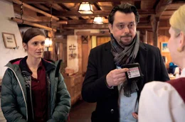 Der Grazer Ermittler Sascha Bergmann (Hary Prinz) und seine Kollegin Sandra Mohr (Miriam Stein) sprechen mit Astrid Wintersperger, die Schw&auml;gerin des ermodeten Cheftrainers des &ouml;sterreichischen Herrenskiteams.