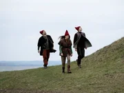 Storm (Troels Lyby), Tinka (Josephine Chavarria Højbjerg) und Lasse (Albert Rosin Harson) kehren ins Königreich der Wichtel zurück.