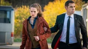 Personensch&uuml;tzer Jan (Tobias Oertel) muss Fiona (Marlene Tanczik) sicher nach Hamburg bringen.