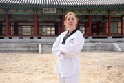 Hannah Fry vor dem Taekwondo-Dojo.