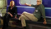 Der neue Supervisor und Chef des CSI-Teams D.B. Russell (Ted Danson) und Catherine Willows (Marg Helgenberger) in der Hotel-Tram in der zwei Menschen get&ouml;tet und mehrere verletzt wurden.