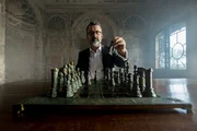 Der Rechtswissenschaftler Prof. Dr. Martin Avenarius erkl&auml;rt den Ablauf r&ouml;mischer Gerichtsverhandlungen anhand eines Schachspiels.
