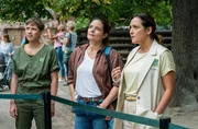 In gro&szlig;er Sorge: Dieser Blick von Tierpflegerin Nina (Elisa Uebersch&auml;r, l.) und den Tier&auml;rztinnen Dr. Susanne Mertens (Elisabeth Lanz, M.) und Dr. Elif Şahin (Neshe Demir, r.) gilt einem schwer erkrankten Schneeleoparden im Leipziger Zoo.