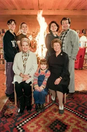 (v.li.): Gregor (Thomas Beyrhofer), Kathi (Martina Gedeck), Lilibet (Johanna von Koczian), Sissi (Mariella Hahn), Luiserl (Mona Seefried), Johannes' Mutter (Inge Konradi), Joe (Erwin Steinhauer). (v.li.): Gregor (Thomas Beyrhofer), Kathi (Martina Gedeck), Lilibet (Johanna von Koczian), Sissi (Mariella Hahn), Luiserl (Mona Seefried), Johannes' Mutter (Inge Konradi), Joe (Erwin Steinhauer).