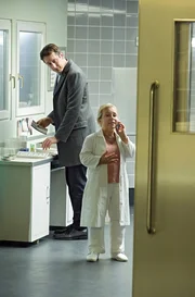 Boernes Vertreter Dr. Jens Jacoby (Hans Löw, links) und Silke Haller (Christine Urspruch, rechts) sind in der Rechtsmedizin. Silke Haller erhält einen Anruf aus dem Krankenhaus. Boernes Vertreter Dr. Jens Jacoby (Hans Löw, links) und Silke Haller (Christine Urspruch, rechts) sind in der Rechtsmedizin. Silke Haller erhält einen Anruf aus dem Krankenhaus.