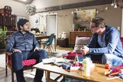 Maximilian (Francisco Medina, l.) erzählt Christoph (Lars Korten), dass er seine Kinder für den Fall der Fälle abgesichert wissen möchte. Maximilian (Francisco Medina, l.) erzählt Christoph (Lars Korten), dass er seine Kinder für den Fall der Fälle abgesichert wissen möchte.