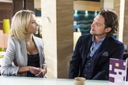 Lena (Birte Glang) reagiert genervt, als ihre Geschäftsbesprechung gestört wird. (r. Ron Holzschuh als Niclas Ron Holzschuh) Lena (Birte Glang) reagiert genervt, als ihre Geschäftsbesprechung gestört wird. (r. Ron Holzschuh als Niclas Ron Holzschuh)