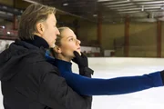 Marie (Cheyenne Pahde) bem&uuml;ht sich nach Kr&auml;ften, mit Eislauftrainer Sokolow (Didier Duvall) auszukommen.