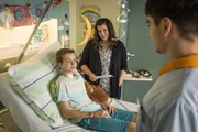 Hugo (Nick Julius Schuck, l.) erzählt Toni (Ivo Kortlang), dass er das Krankenhaus für einen halben Tag verlassen kann. Gemeinsam mit Hugos Mutter Sabine (Stephanie Kämmer) schmieden sie Pläne...