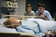V.l.: Sara (Luna Maxeiner) liegt im Koma. Hugo (Nick Julius Schuck) und Toni (Ivo Kortlang) schmieden einen Plan, und hoffen, dass sie damit Sara aus dem Koma zurückholen können.