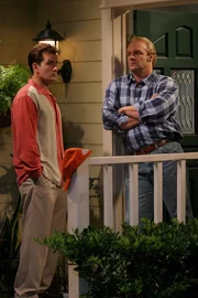 Ein Männergespräch in Ehren kann niemand verwehren: Bill (Eric Allen Kramer, r.) und Charlie (Charlie Sheen, l.) ...