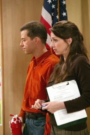 Alan (Jon Cryer, l.) und seine von ihm getrennt lebende Frau Judith (Marin Hinkle, r.) suchen w&auml;hrend eines Elternabends ihres Sohnes Jake einen Freiwilligen, der mit den Kindern die diesj&auml;hrige musikalische Auff&uuml;hrung einstudiert ...
