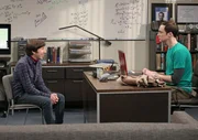 Nachdem Howard (Simon Helberg, l.) und Sheldon (Jim Parsons, r.) sich beginnen zu beleidigen, versucht Bernadette den Streit zwischen den beiden zu schlichten. Doch das ist gar nicht so einfach ...