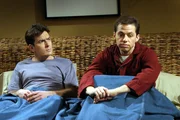 Zu Charlies (Charlie Sheen, l.) Entsetzen entwickelt sich zwischen Frankie und Alan (Jon Cryer, r.) eine Romanze ...