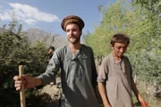 Afghanistan - Zu Fuss zum Dach der Welt Filmemacher Samuel Häde wird von seinem Gastgeber Ayunbek aus dem Dorf eskortiert. Afghanistan - Zu Fuss zum Dach der Welt Filmemacher Samuel Häde wird von seinem Gastgeber Ayunbek aus dem Dorf eskortiert.