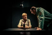 Maloney Killerinstinkt Staffel 1 / Folge 3  Maloney wird vom Polizisten verhört. Ist er schuldig? Marcus Signer als Philip Maloney, Stefan Kurt als Polizist  C-Films AG  Tobias Dengler  Fanny Nussbaumer Maloney Killerinstinkt Staffel 1 / Folge 3  Maloney wird vom Polizisten verhört. Ist er schuldig? Marcus Signer als Philip Maloney, Stefan Kurt als Polizist  C-Films AG  Tobias Dengler  Fanny Nussbaumer