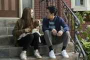 CJ (Kathryn Prescott, l.); Trent (Henry Lau, r.)