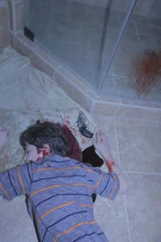 Tod eines Teenagers: Der 13-jährige PJ Grant wurde durch einen Kopfschuss brutal ermordet und der Täter versucht, alles nach einem Selbstmord aussehen zu lassen. Kommt Lt. Joe Kenda ihm auf die Spur? Tod eines Teenagers: Der 13-jährige PJ Grant wurde durch einen Kopfschuss brutal ermordet und der Täter versucht, alles nach einem Selbstmord aussehen zu lassen. Kommt Lt. Joe Kenda ihm auf die Spur?