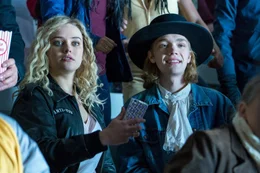 L  R: Katherine Langford als Mara Carlyle, Charlie Plummer als Dylan