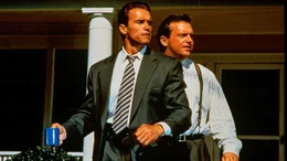 Harry (Arnold Schwarzenegger, l.) und Gib (Tom Arnold)  Die Verwendung des sendungsbezogenen Materials ist nur mit dem Hinweis und Verlinkung auf TVNOW gestattet.