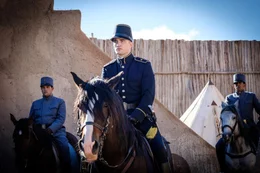 Officer Mandel (Robert Pattinson, m.)