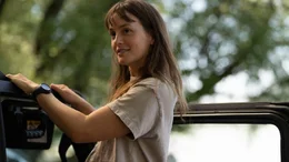 Joey (Leighton Meester)