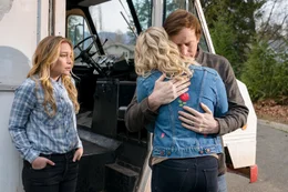 L - R: Piper Perabo als Angela, Katherine Langford als Mara Carlyle, Rob Huebel als Charlie