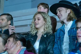 Katherine Langford als Mara Carlyle, Charlie Plummer als Dylan
