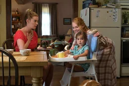 L - R: Betty Gilpin als Gloria, Marg Helgenberg als Hannah, Emma Volk als CJ b&eacute;b&eacute;