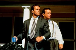 L-R: Harry (Arnold Schwarzenegger), Gib (Tom Arnold)