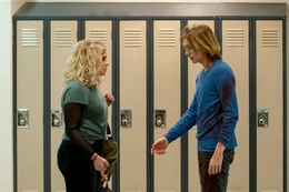 Mara Carlyle (Katherine Langford, l.); Dylan Hovemeyer (Charlie Plummer, r.)