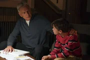 Leroy Jethro Gibbs (Mark Harmon, l.); Phineas (Jack Fisher, r.)