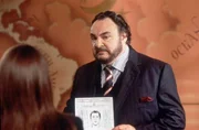 "Das Medaillon". Im Bild: John Rhys-Davies (Hammerstock-Smythe).
