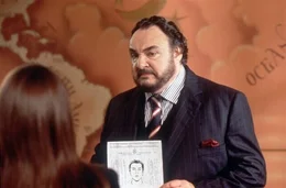 "Das Medaillon". Im Bild: John Rhys-Davies (Hammerstock-Smythe).