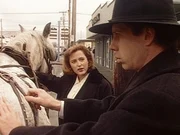 Scully (Gillian Anderson, l.) begegnet Bruder Andrew (Brent Hinkley, r.), dem Mitglied einer Sekte, in deren Kreisen das FBI einen Mörder vermutet. Scully (Gillian Anderson, l.) begegnet Bruder Andrew (Brent Hinkley, r.), dem Mitglied einer Sekte, in deren Kreisen das FBI einen Mörder vermutet.