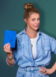 Christine Eixenberger verdonnert jede Woche Politikerinnen und Politiker, Parteien, Organisationen oder Personen des öffentlichen Lebens, die sich aktuell nicht mit Ruhm bekleckert haben, zum "Nachsitzen"! In jeder Folge begrüßt die Gastgeberin zwei Größen aus Kabarett und Comedy. Beide Gäste haben jeweils zwei Nominierungen dabei. Jeder hält ein persönliches Plädoyer für seine beiden Vorschläge. Wen wollen sie gerne zum Nachsitzen schicken?