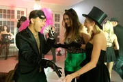 Jessy (Felicitas Ackermann M.) und Mila (Alica Büchel) geniessen den Glamour auf Frederiks (Julian F. M. Stoeckel) Party. Jessy (Felicitas Ackermann M.) und Mila (Alica Büchel) geniessen den Glamour auf Frederiks (Julian F. M. Stoeckel) Party.