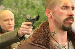 Die Organisatoren des Wettkampfes haben gar nicht vor, ihr Versprechen einzul&ouml;sen - wie Boyka (Scott Adkins, r.) schon bald feststellen muss ...