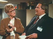 Detektiv Casey (Ray Girardin) verd&auml;chtigt Jessica (Angela Lansbury) des Mordes.