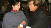 Dr. Stefan Frank (Sigmar Solbach) erfährt von Eva (Irina Wanka), dass ihre Kopfschmerzen zugenommen haben. Er will Eva in die neurologische Klinik bringen. Dr. Stefan Frank (Sigmar Solbach) erfährt von Eva (Irina Wanka), dass ihre Kopfschmerzen zugenommen haben. Er will Eva in die neurologische Klinik bringen.
