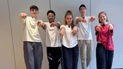 Für die Jungs-WG geht es zum Tanzkurs. Nick, Azad und Lorian lassen sich von den Mädels die K-Pop Moves zeigen. Für die Jungs-WG geht es zum Tanzkurs. Nick, Azad und Lorian lassen sich von den Mädels die K-Pop Moves zeigen.