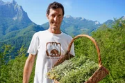 Gian Luca Guidi sammelt Kr&auml;uter in den Bergen der Garfagnana.