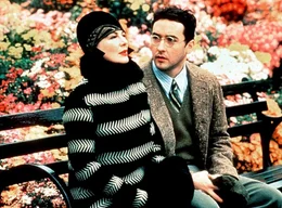 ARD BULLETS OVER BROADWAY (bullets over broadway), USA 1994, Regie Woody Allen, am Dienstag (05.11.02) um 01:05 Uhr im Ersten. Der junge Broadway-Autor David Shayne (John Cusack) verliebt sich in seine Hauptdarstellerin, die extravagante Diva Hellen Sinclair (Dianne Wiest). &copy; ARD/DEGETO - honorarfrei fYr AnkYndigungen und Versffentlichungen im Zusammenhang mit genannter Sendung bei Nennung: "ARD/DEGETO" (S 2), Presse und Programmbetreuung (069) 1509-334 oder -335