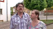 Sindy, Simon und ihre vier Söhne haben die Enge ihrer Mietwohnung satt. Nach fast drei Jahren werden sie endlich fündig! Für nur 30.000 Euro kaufen sie ein Häuschen mit 120 m² Wohnfläche. v.l.: Simon, Sindy