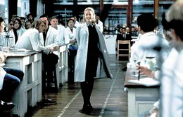 Emma Russell (Elisabeth Shue)
